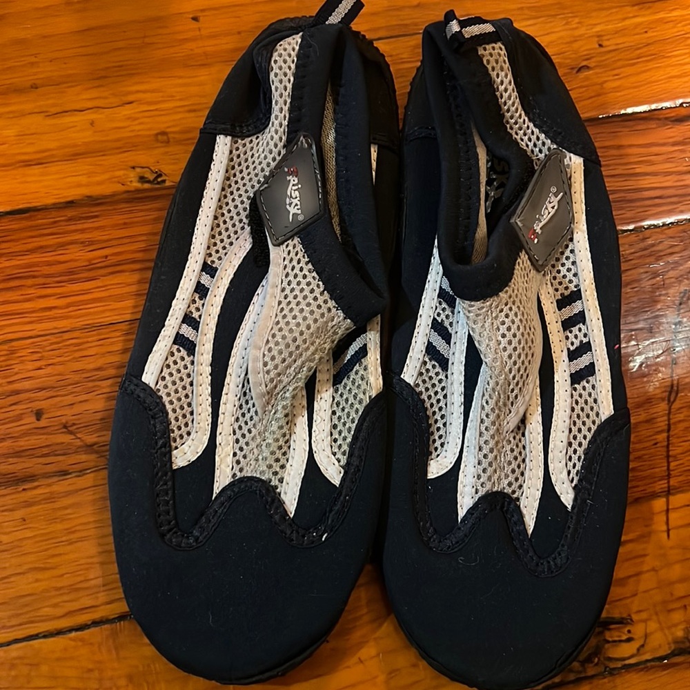 NWOT Frisky Beach/water shoes